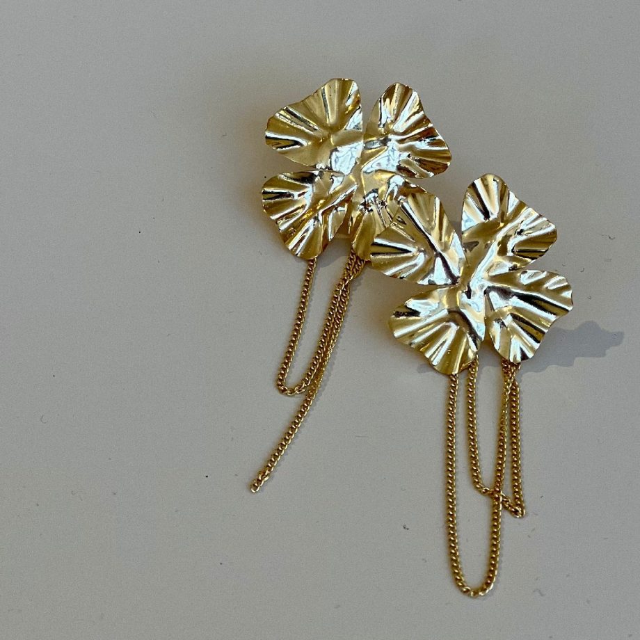 Folded Flower Chain Earring Gold Plated | Betty Bogaers