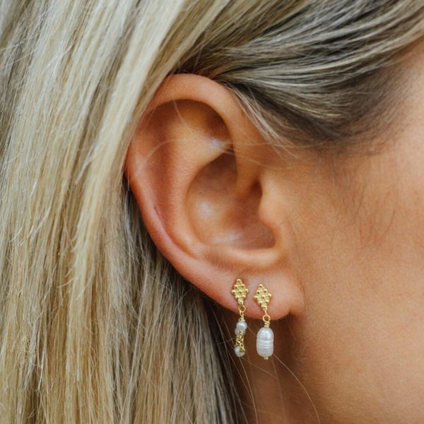 Dotted Wieber Pearl Stud Earring Gold Plated | Betty Bogaers