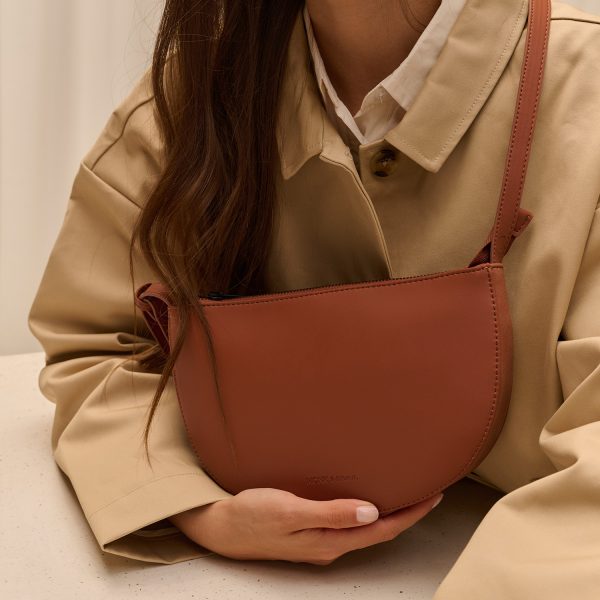 Farou Shoulder Bag Carnelian | Monk&Anna