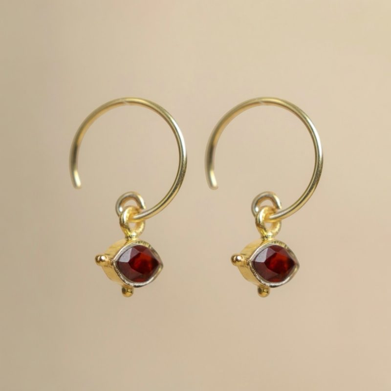 Earring hanging Tiwi garnet 3x5mm marquise | Muja Juma