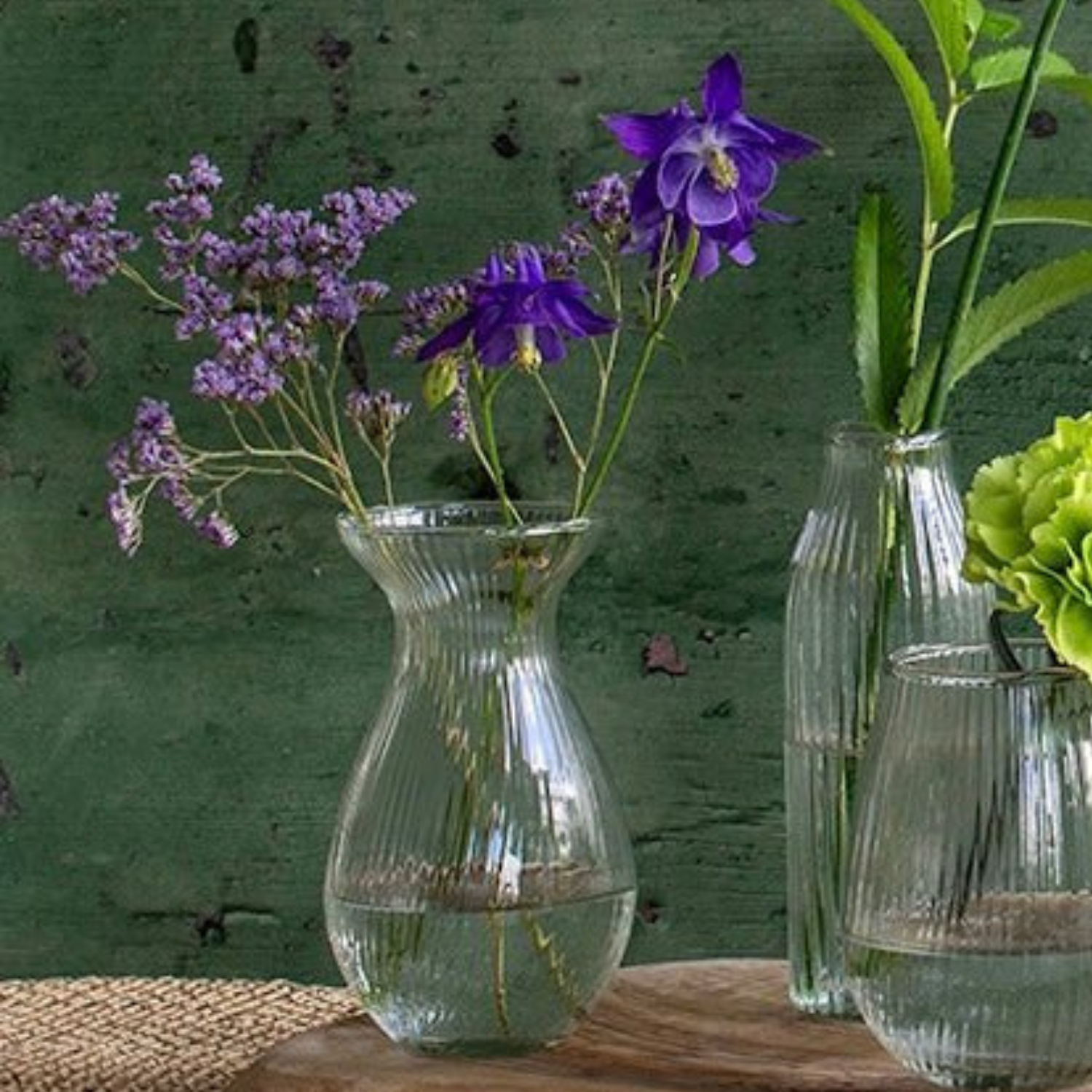 Kleine gebogen geribbelde vaas | De Weldaad