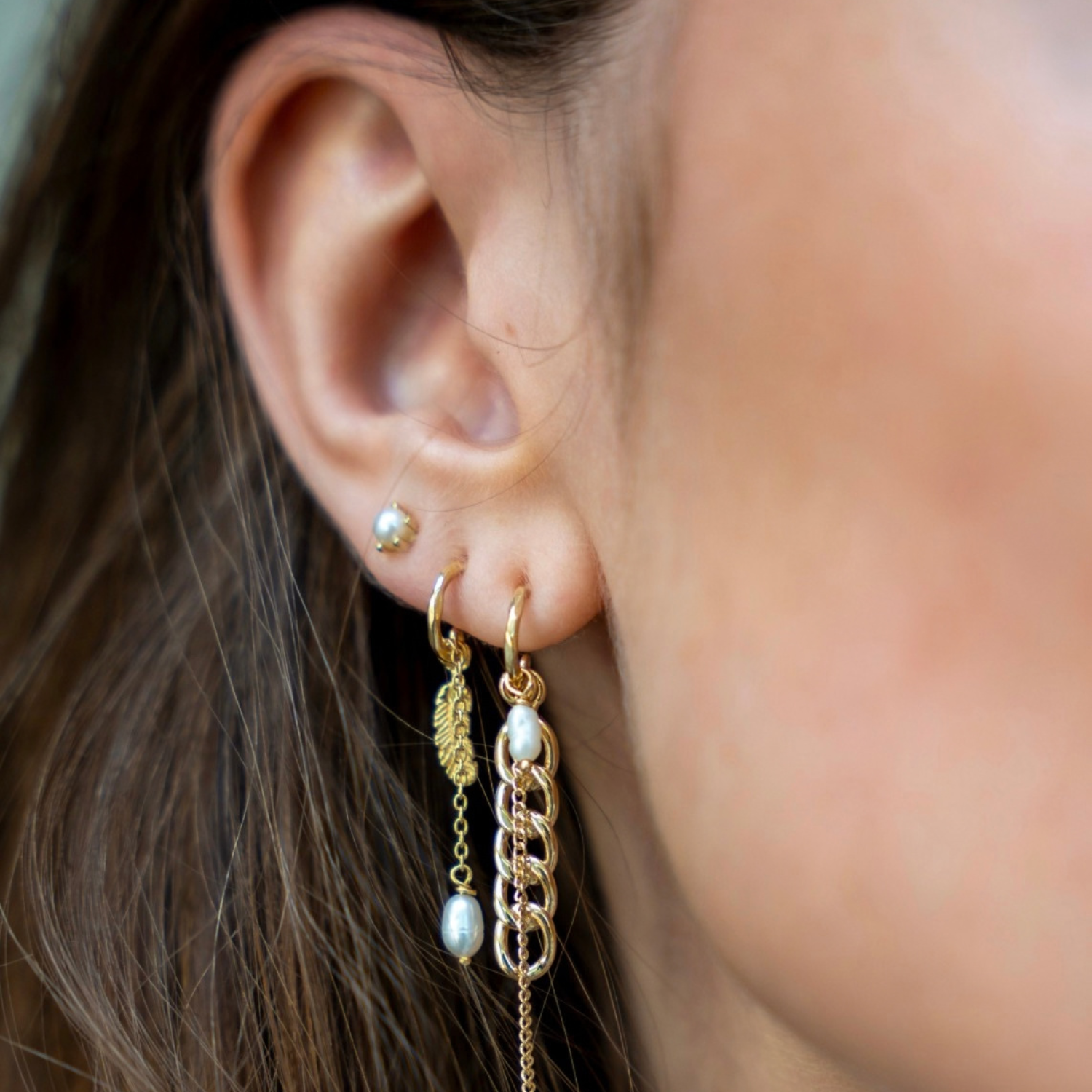 Little Feather Stud Hoop Earring Gold | Betty Bogaers